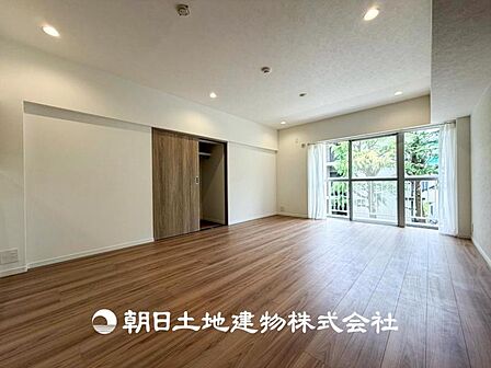 【リビング】大切なご家族、招いた友人と過ごすひと時を溢れる光が優しく包み込む空間。充実した住空間は心を豊かにします。