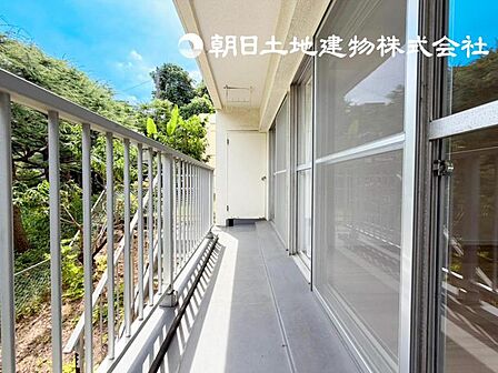 【バルコニー】日々の暮らしの中で当たり前のように光と風を演出してくれるバルコニー、開放的な空間を独占して癒されてください