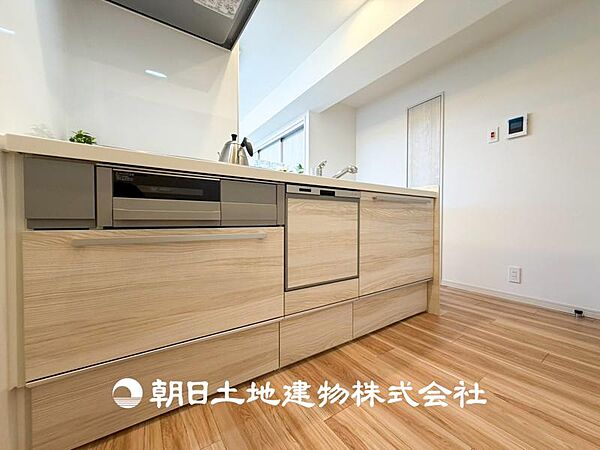 【キッチン】仲良しなご夫婦、お子様、みんなでお料理ができる程の贅沢なスペースを実現したキッチンとなっております。