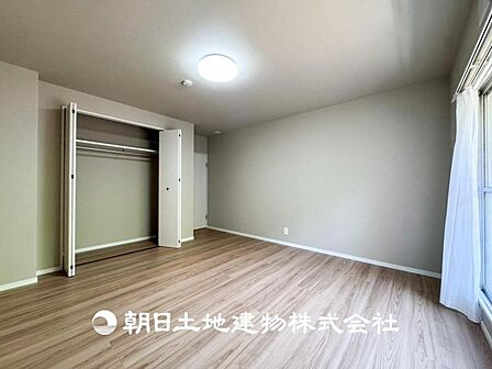 【和室】和室には洋室とはまた違った良さがある。畳の香りに癒され、日本を感じることのできる落ち着きある一部屋です。