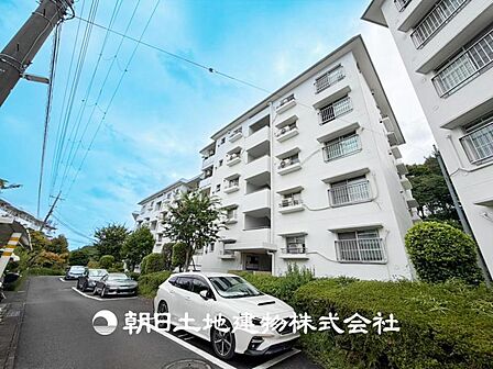【外観・立地】家族の色を映し出す洗練された邸宅は、ずっと輝き続けながらいつしか街の風景に溶け込み人と共に歩んいきます。