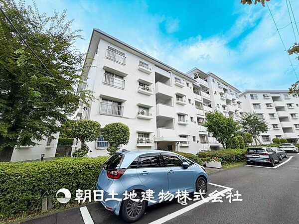 【外観写真】家族の色を映し出す洗練された邸宅は、ずっと輝き続けながらいつしか街の風景に溶け込んでいきます。