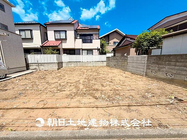 【外観・立地】家族の色を映し出す洗練された邸宅は、ずっと輝き続けながらいつしか街の風景に溶け込み人と共に歩んいきます。