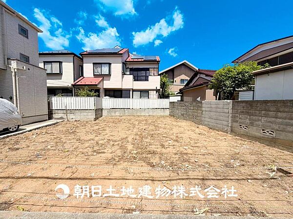 【外観写真】家族の色を映し出す洗練された邸宅は、ずっと輝き続けながらいつしか街の風景に溶け込んでいきます。