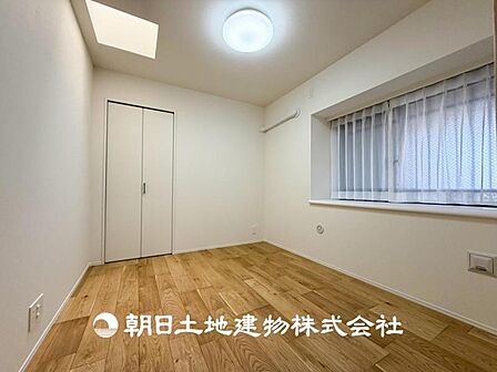 【洋室】大切な家族一人ひとりの大切な個別空間。趣味・感性で個性的に飾って頂けるようシンプルに仕上げてあります。
