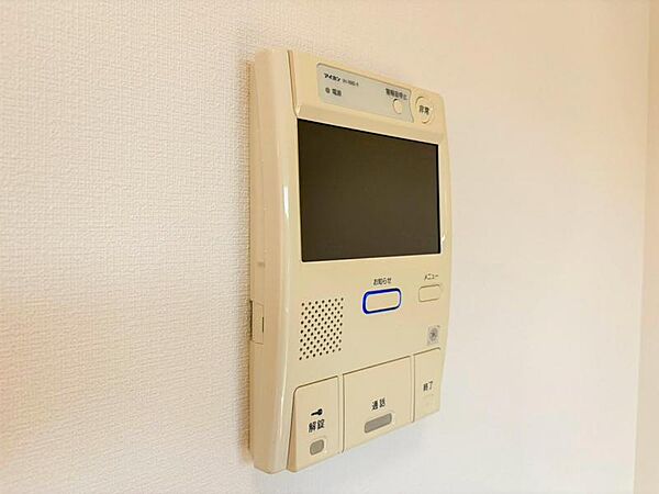 【モニター付インターホン】お子様のお留守番にも安心なＴＶモニタ付インタホン。来客者を確認できる上に留守中の録画もできます