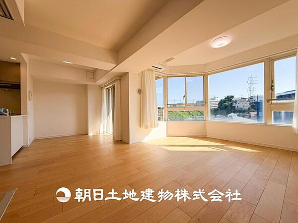 【リビング】大切なご家族、招いた友人と過ごすひと時を溢れる光が優しく包み込む空間。充実した住空間は心を豊かにします。