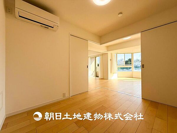 【洋室】大切な家族一人ひとりの大切な個別空間。趣味・感性で個性的に飾って頂けるようシンプルに仕上げてあります。