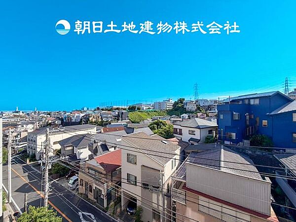 【眺望】部屋から眺める景色はお部屋のインテリアの一部です。開放感ある景色は季節や天候によって変化する素敵な絵画ですね！