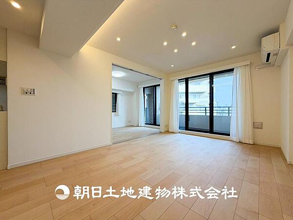 【リビング】大切なご家族、招いた友人と過ごすひと時を溢れる光が優しく包み込む空間。充実した住空間は心を豊かにします。