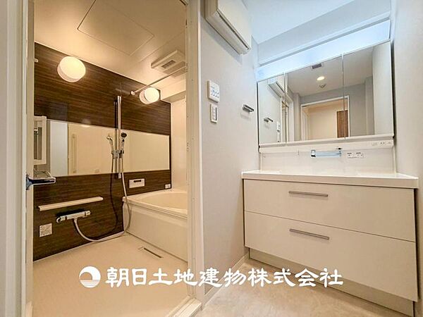 【洗面化粧台】広々とした洗面化粧台はたっぷり収納もさるますし、朝の忙しい時間でも心に余裕とゆとりを作ってくれます。