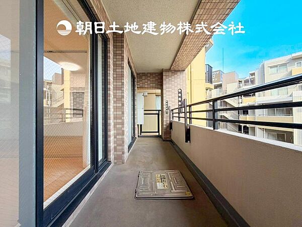 【バルコニー】太陽に愛された家。陽当り・通風に優れた魅力的で快適さを追求したプライベート空間です。