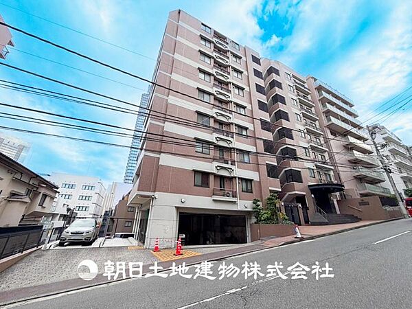 【外観・立地】家族の色を映し出す洗練された邸宅は、ずっと輝き続けながらいつしか街の風景に溶け込み人と共に歩んいきます。