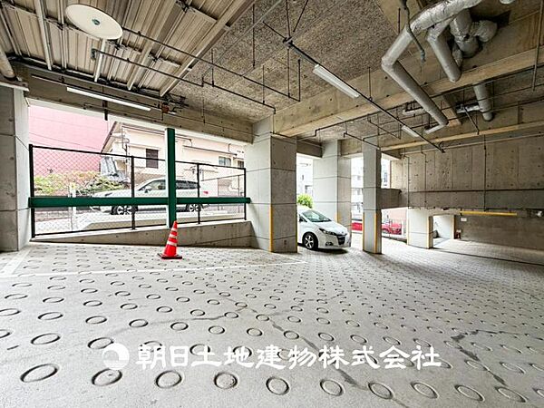 【駐車場】家族の色を映し出す洗練された邸宅は、ずっと輝き続けながらいつしか街の風景に溶け込み人と共に歩んいきます。