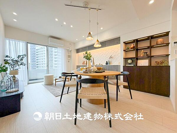 【リビング】大切なご家族、招いた友人と過ごすひと時を溢れる光が優しく包み込む空間。充実した住空間は心を豊かにします。