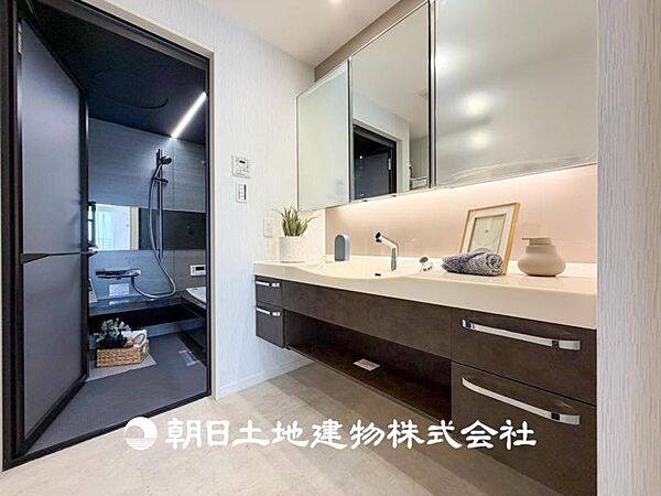 【洗面化粧台】広々とした洗面台は日々の身だしなみチェックや歯磨きなど、朝の慌ただしい時間でも心に余裕とゆとりが生まれます