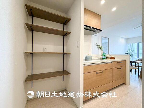 【収納】デッドスペースになりがちなスペースにも収納をうまく配置しております。うまく利用すればお部屋がスッキリしますね！