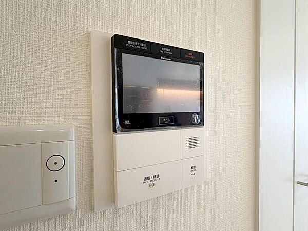 【モニター付インターホン】お子様のお留守番にも安心なＴＶモニタ付インタホン。来客者を確認できる上に留守中の録画もできます