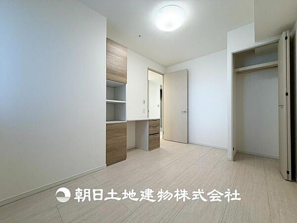 【和室】リビングと繋がって和室がございます。大切なお客様を招く客間としてもお子様のお昼寝場所としてもあると何かと便利です