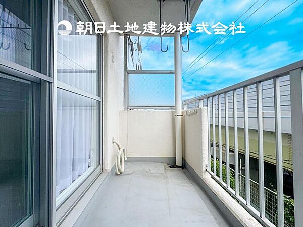 【バルコニー】太陽に愛された家。陽当り・通風に優れた魅力的で快適さを追求したプライベート空間です。