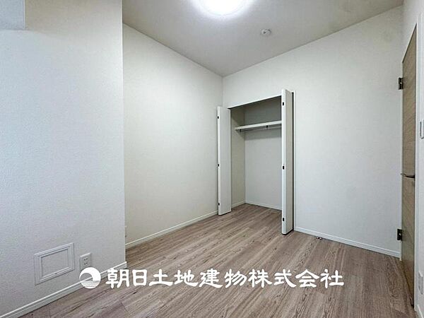 【洋室】大切な家族一人ひとりの大切な個別空間。趣味・感性で個性的に飾って頂けるようシンプルに仕上げてあります。
