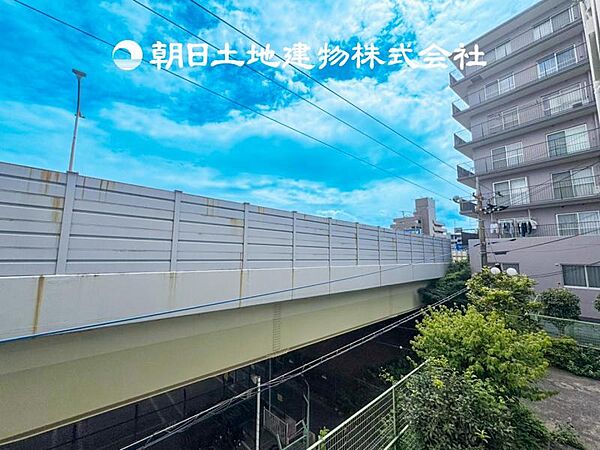 【眺望】部屋から眺める景色はお部屋のインテリアの一部です。開放感ある景色は季節や天候によって変化する素敵な絵画ですね！