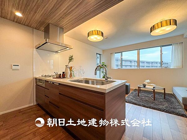 【キッチン】仲良しなご夫婦、お子様、みんなでお料理ができる程の贅沢なスペースを実現したキッチンとなっております。