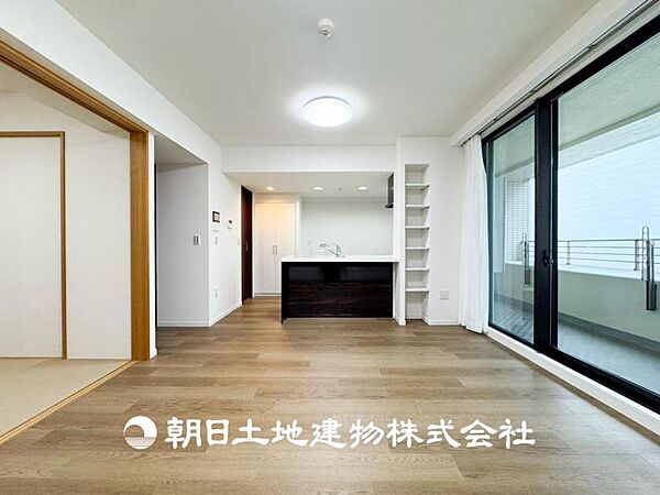 【リビング】リビングにはみんなが集い食事や楽しい会話でついつい時を忘れてしまう。そんな束の間の幸せを感じさせてくれる場所
