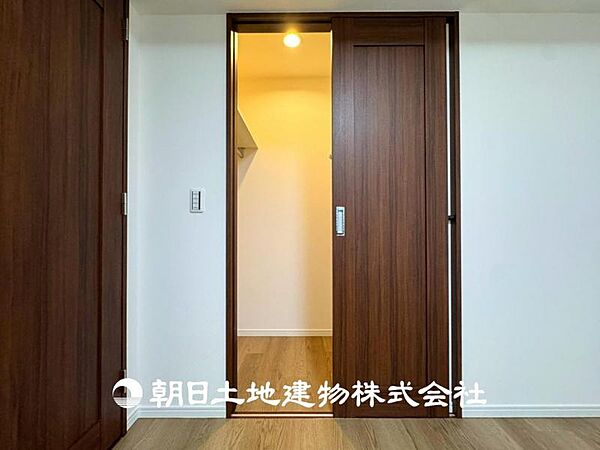 【ウォークインクローゼット】大容量の収納スペースで住空間もスッキリ広々、よけいな荷物は閉まっちゃえばお片付けも楽々でいつも綺麗に整頓できます