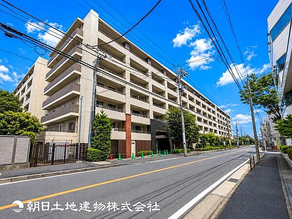 【外観・立地】時代の流行ではなく拘りを貫く。シックなカラートーンで街並みに溶け込む外観は、絶妙なバランスで輝きを放ちます