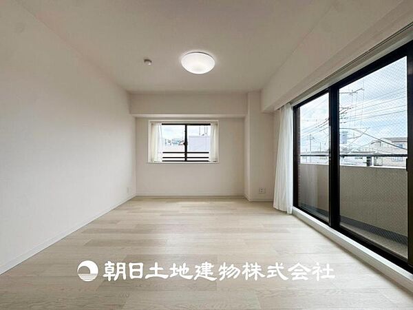 【リビング】大切なご家族、招いた友人と過ごすひと時を溢れる光が優しく包み込む空間。充実した住空間は心を豊かにします。