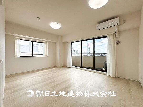 【リビング】リビングにはみんなが集い食事や楽しい会話でついつい時を忘れてしまう。そんな束の間の幸せを感じさせてくれる場所