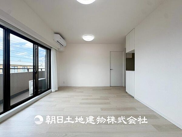 【リビング】大切なご家族、招いた友人と過ごすひと時を溢れる光が優しく包み込む空間。充実した住空間は心を豊かにします。