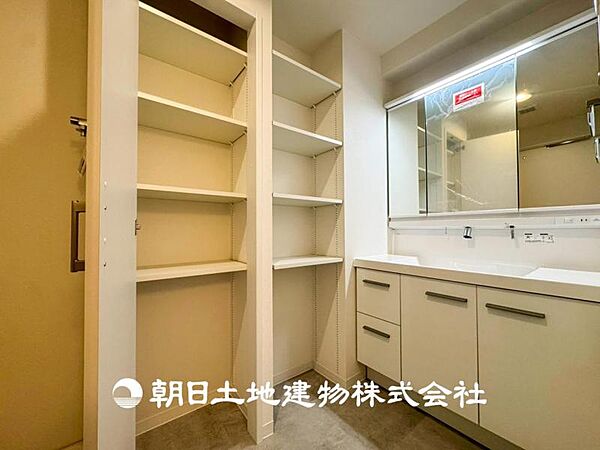 【洗面化粧台】落ち着いた清潔感のある空間は、身だしなみチェックや肌のお手入れに最適です。収納も十分でゆとりを持たせます。