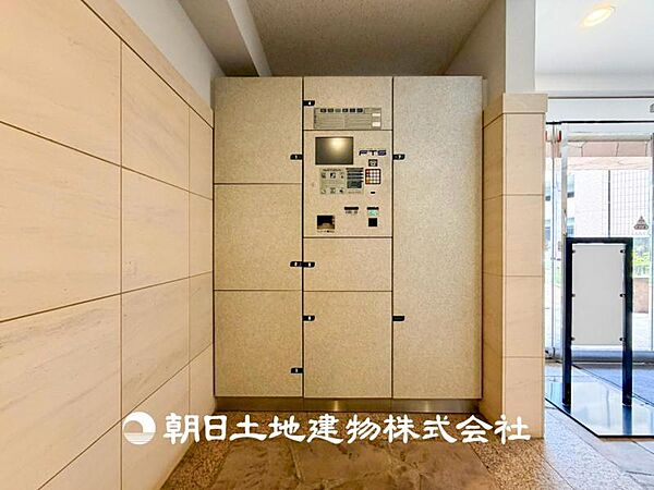 【宅配ボックス】再配達を待つ手間や時間がなくなり、入浴中や料理中で手が離せない時でも、対面せずに安全に荷物を受け取れます。