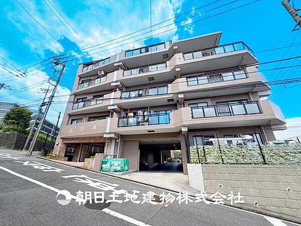 【外観・立地】家族の色を映し出す洗練された邸宅は、ずっと輝き続けながらいつしか街の風景に溶け込み人と共に歩んいきます。