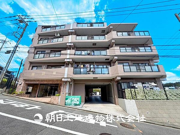 【外観・立地】時代の流行ではなく拘りを貫く。シックなカラートーンで街並みに溶け込む外観は、絶妙なバランスで輝きを放ちます