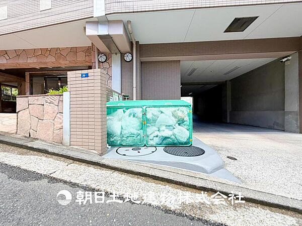 【外観・立地】家族の色を映し出す洗練された邸宅は、ずっと輝き続けながらいつしか街の風景に溶け込み人と共に歩んいきます。