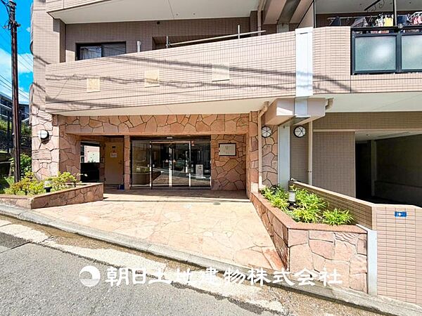 【エントランス】時代の流行ではなく拘りを貫く。シックなカラートーンで街並みに溶け込む外観は、絶妙なバランスで輝きを放ちます