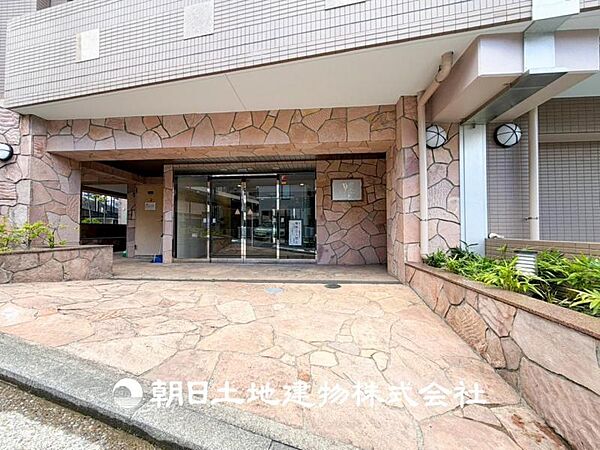 【エントランス】時代の流行ではなく拘りを貫く。シックなカラートーンで街並みに溶け込む外観は、絶妙なバランスで輝きを放ちます