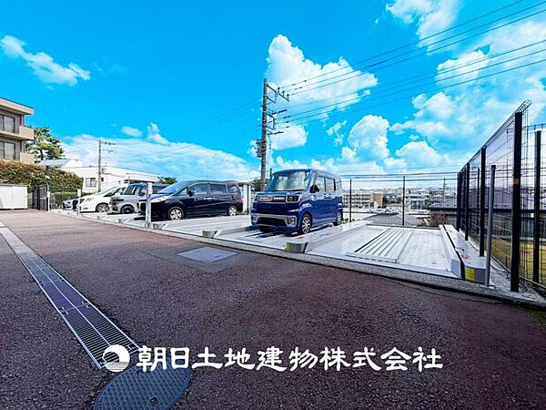 【駐車場】時代の流行ではなく拘りを貫く。シックなカラートーンで街並みに溶け込む外観は、絶妙なバランスで輝きを放ちます