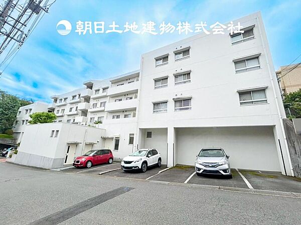 【外観・立地】家族の色を映し出す洗練された邸宅は、ずっと輝き続けながらいつしか街の風景に溶け込み人と共に歩んいきます。