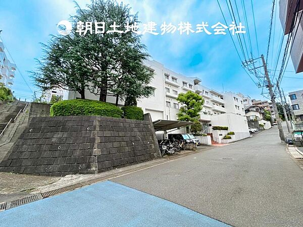 【外観・立地】家族の色を映し出す洗練された邸宅は、ずっと輝き続けながらいつしか街の風景に溶け込み人と共に歩んいきます。