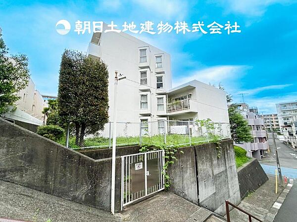 【外観・立地】家族の色を映し出す洗練された邸宅は、ずっと輝き続けながらいつしか街の風景に溶け込み人と共に歩んいきます。