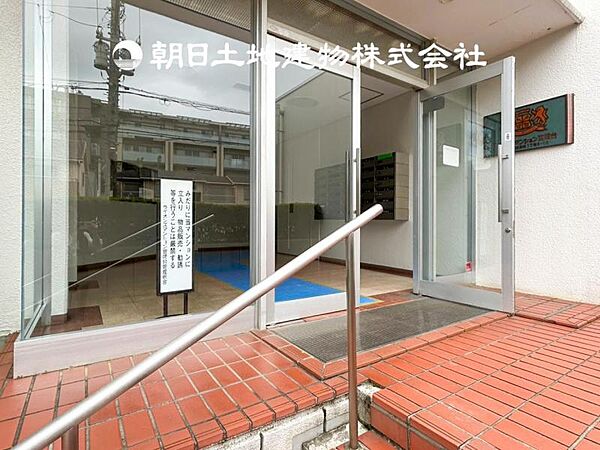 【エントランス】温かい空気が溢れる玄関がお出迎えする本物件。この場所には「温もり」で包み込んでくれる安心できるな空間があります。
