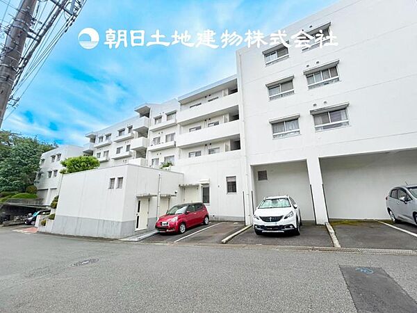 【駐車場】時間のゆとりと空間、爽やかな陽光がもたらす光と風を贅沢なまでに感じる暮らしがここに始まります。