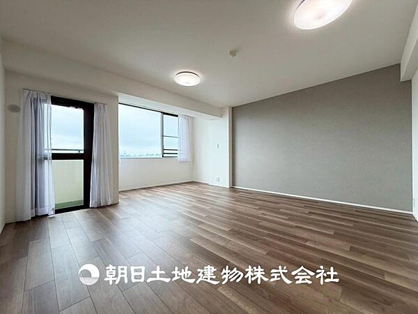 【リビング】大切なご家族、招いた友人と過ごすひと時を溢れる光が優しく包み込む空間。充実した住空間は心を豊かにします。