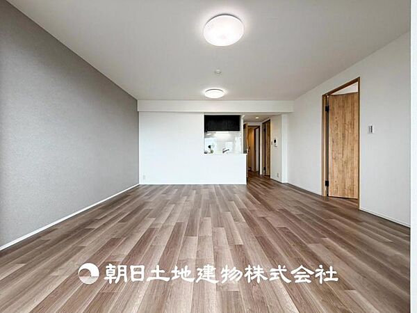 【リビング】開放的で明るい空間が広がるLDK。リビングには潤沢な太陽が降り注ぎ、爽やかな住空間を演出できます