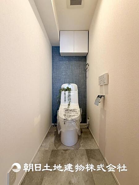 【トイレ】家族みんなが毎日使う場所だから。お掃除がしやすい方はいい。汚れをふき取り易いフロアと壁紙をチョイス致しました