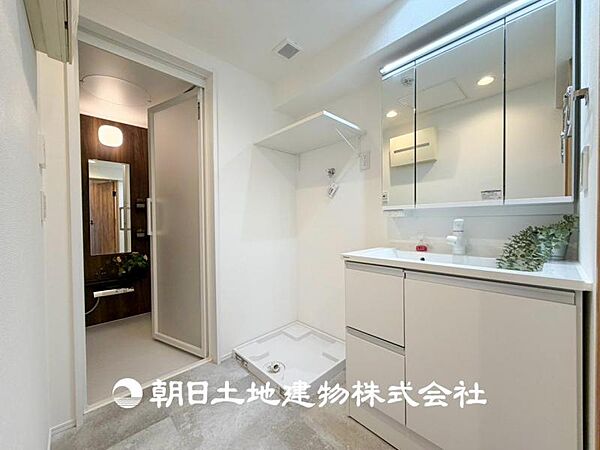 【洗面化粧台】広々とした洗面台は日々の身だしなみチェックや歯磨きなど、朝の慌ただしい時間でも心に余裕とゆとりが生まれます